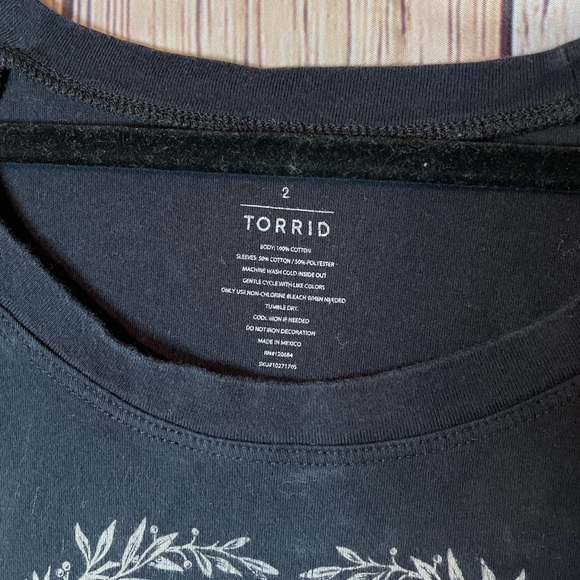 Torrid Amor Vitae Eternaly Skeleton Lovers Raglan Shirt, size 2 - Picture 3 of 4